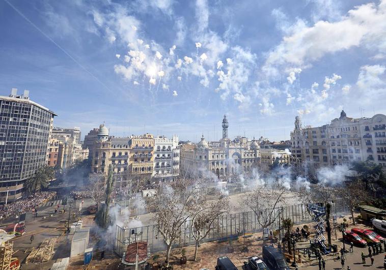 Mascletà en la plaza del Ayuntamiento de Valencia.