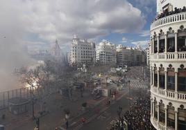 Vista de la plaza del Ayuntamiento este domingo, 10 de marzo, durante la mascletà de pirotecnia Alpujarreña.