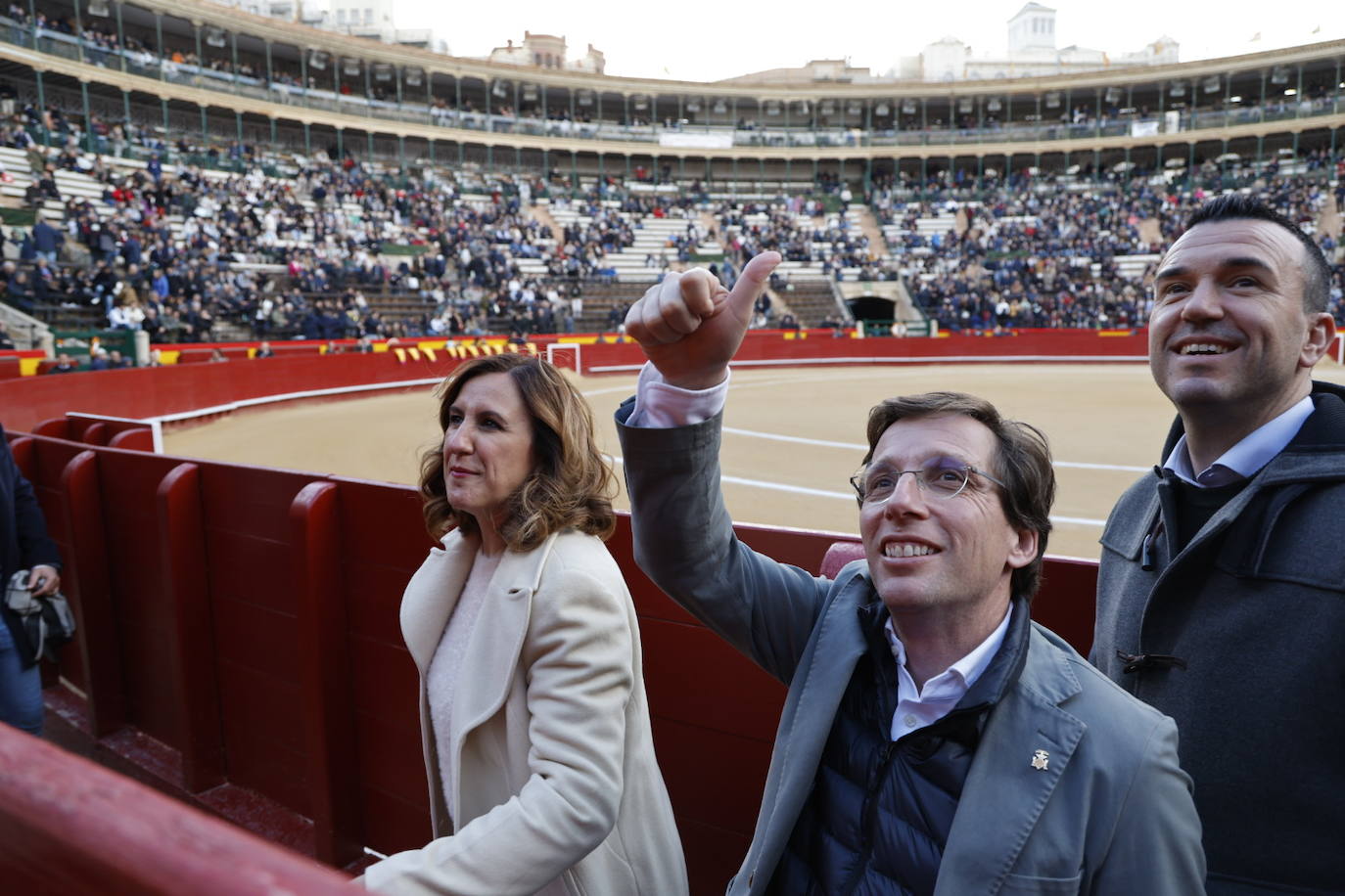 Almeida y Catalá acuden a los toros, tras la mascletà, para ver a Román