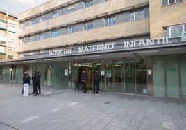 Agentes de la Policía en un hospital.