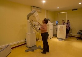 Realización de una mamografía en una clínica.