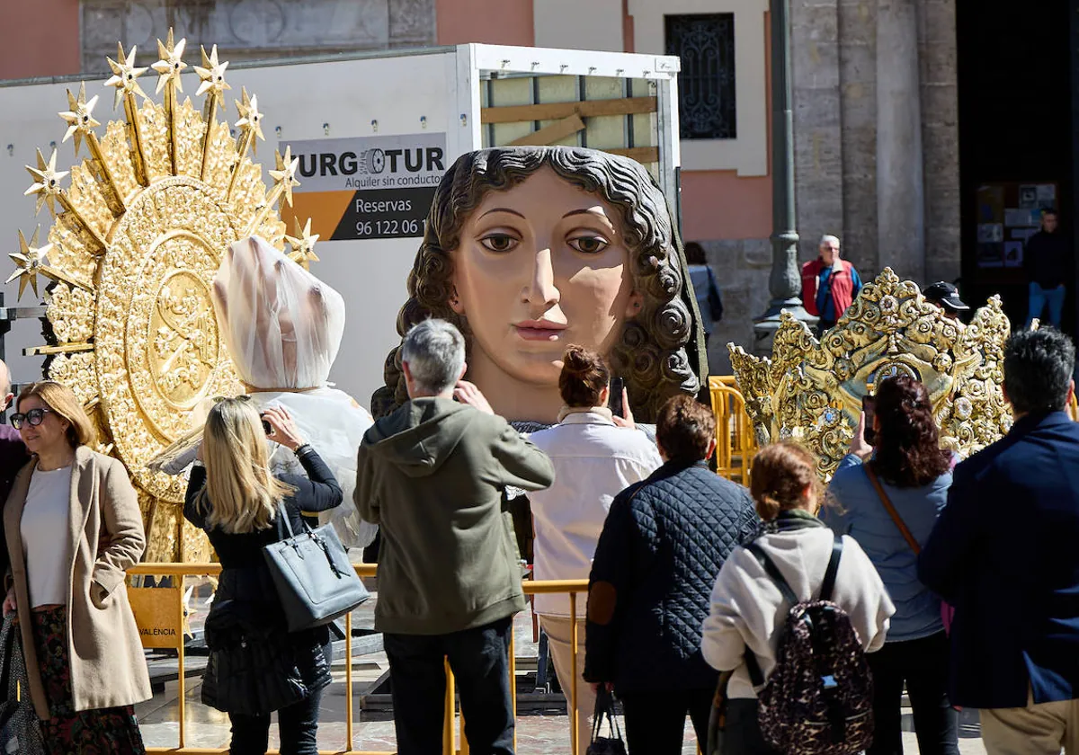 Llegada del cadafal restaurado a la plaza de la Virgen.