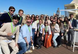 Miembros jóvenes de la Asociación Valenciana de Empresarios en el balcón de los Serratosa.