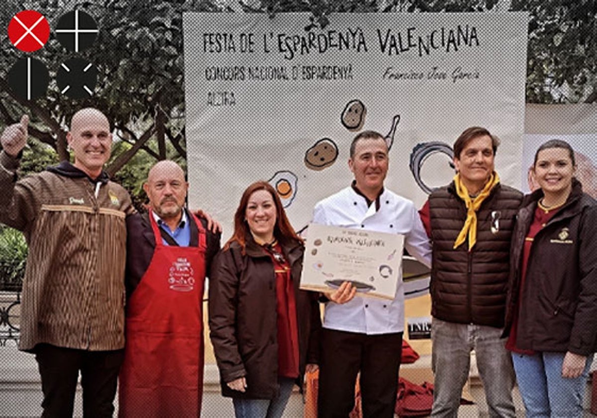 El ganador junto a representantes municipales y organizadores.