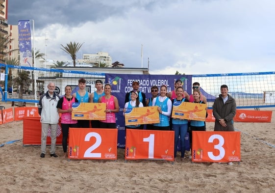 Podio del Circuito de Invierno de Vóley Playa