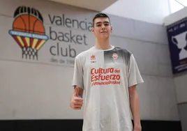 Nikola Dzepina en su presentación como jugador de Valencia Basket