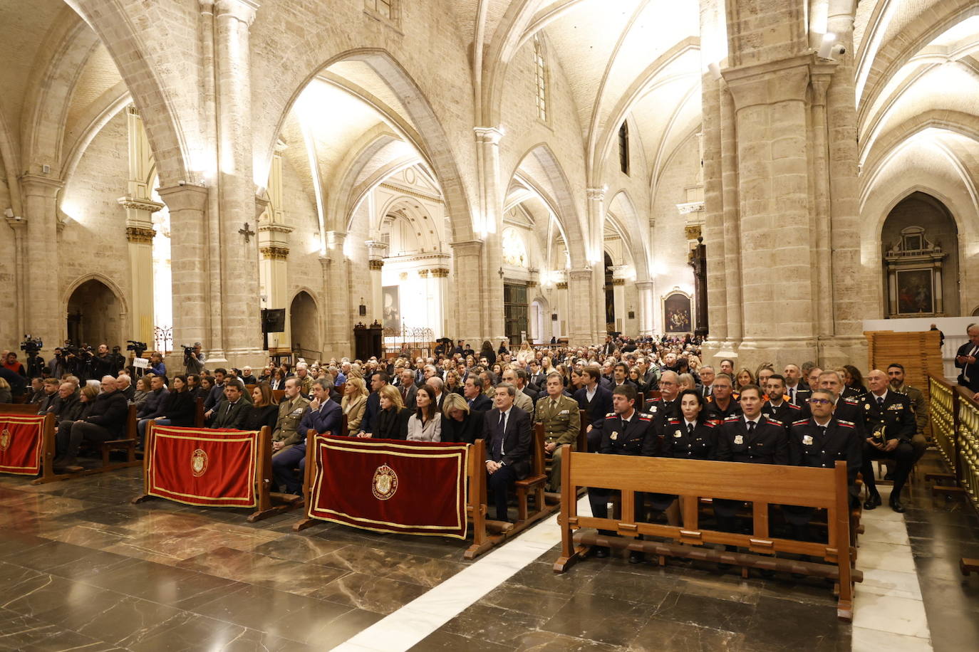 Valencia celebra una misa por las víctimas del incendio de Campanar