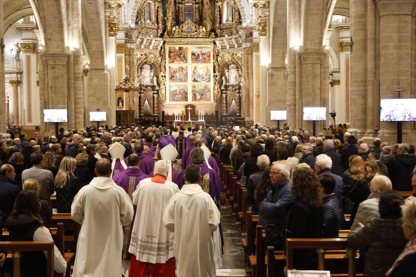 Valencia celebra una misa por las víctimas del incendio de Campanar