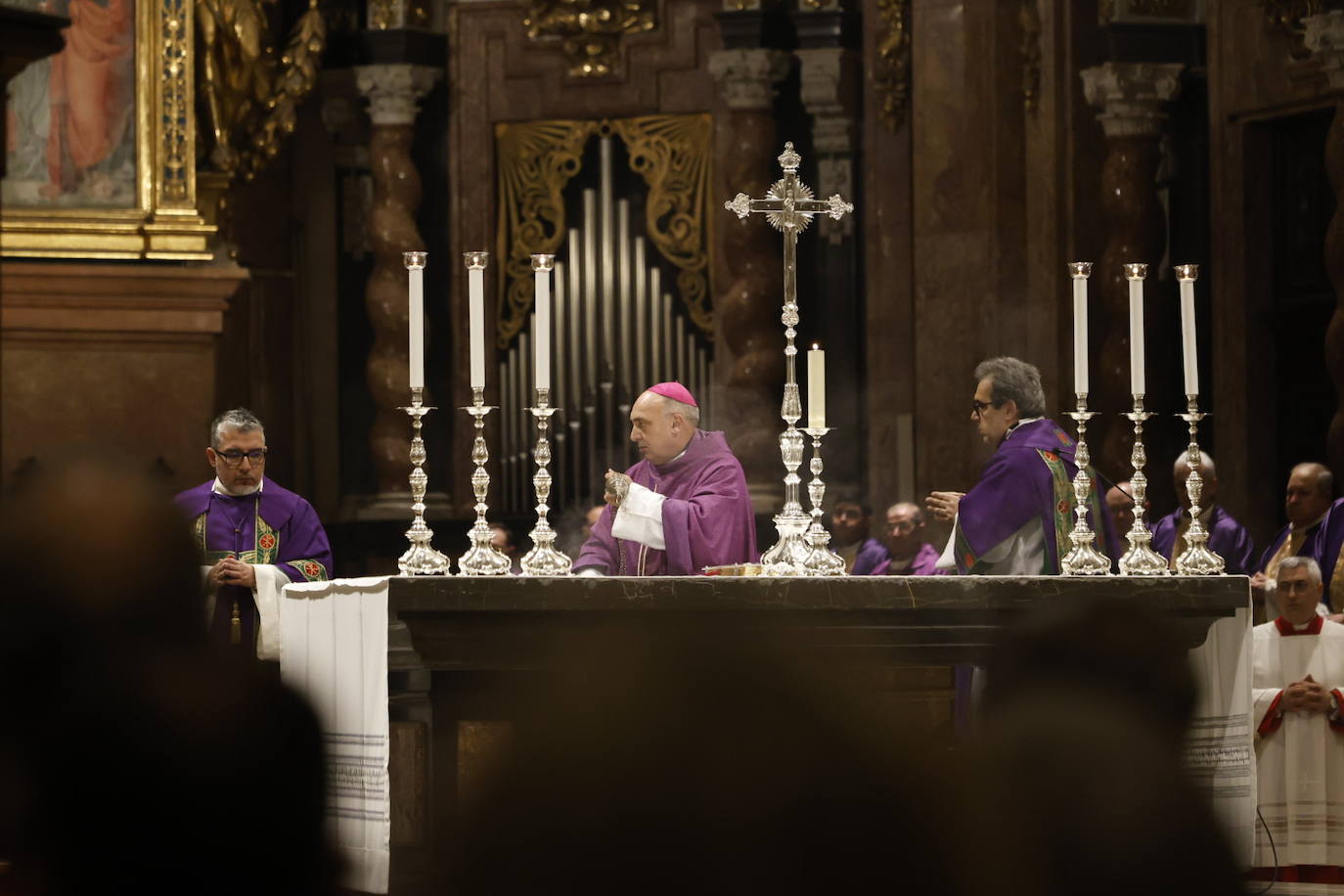 Valencia celebra una misa por las víctimas del incendio de Campanar