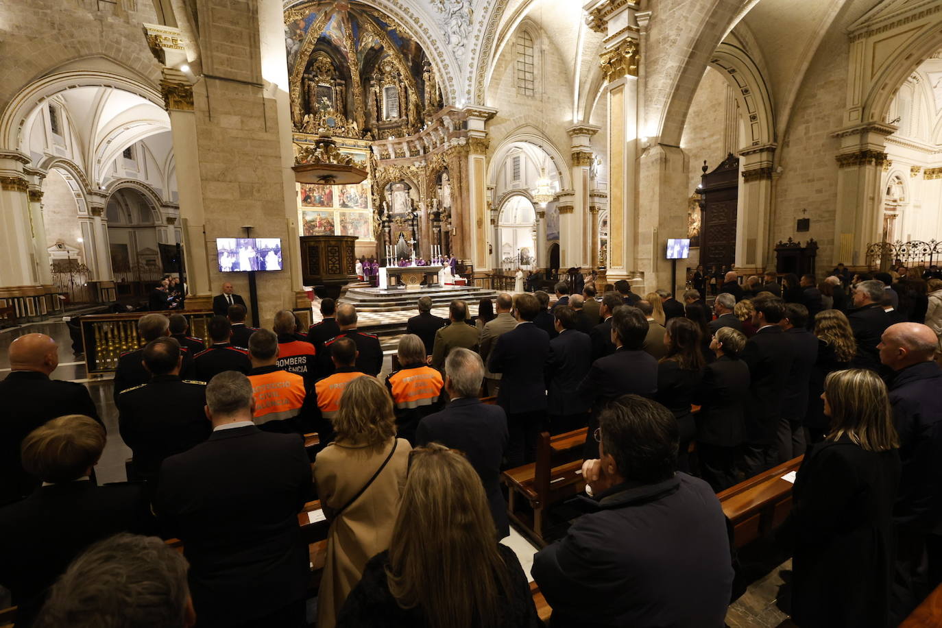 Valencia celebra una misa por las víctimas del incendio de Campanar