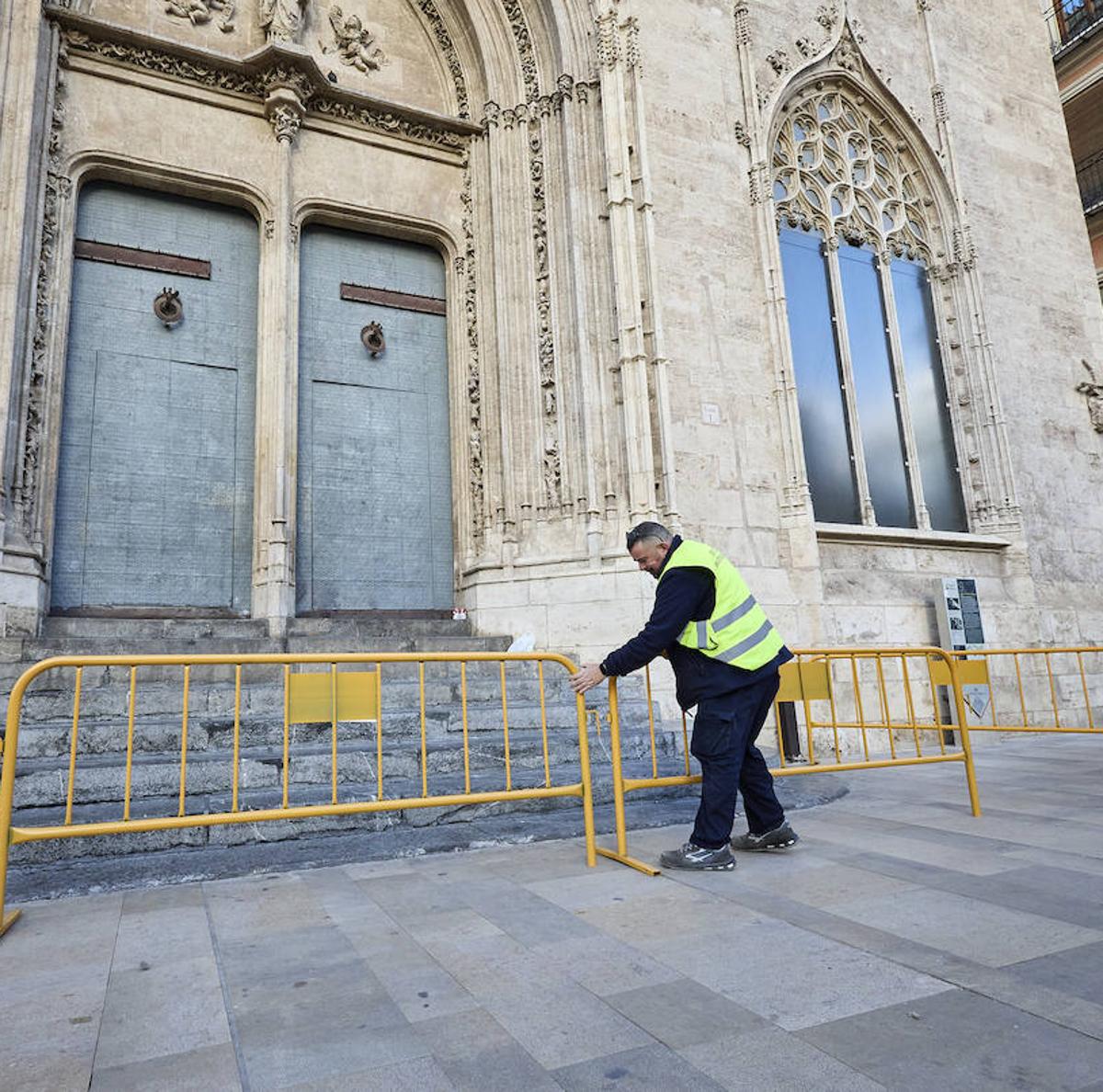 El Ayuntamiento valla los edificios históricos de Valencia y multará con hasta 750 euros las actitudes incívicas