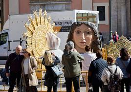 El nuevo cadafal de la Virgen ya está en la plaza