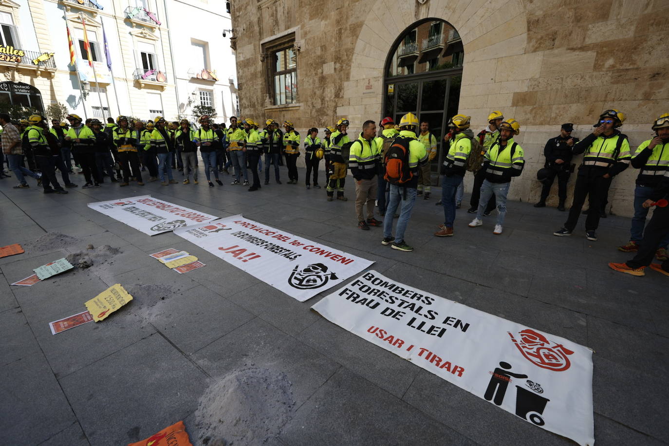 Los bomberos protestan ante el Palau de la Generalitat