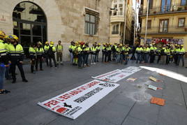 Los bomberos protestan ante el Palau de la Generalitat