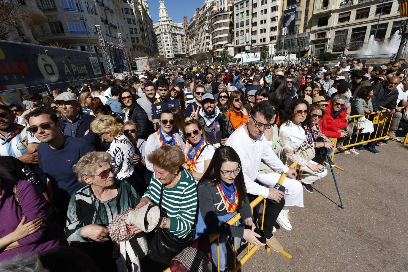 Los jugadores del Valencia CF disfrutan de la mascletà de este martes junto a las falleras mayores