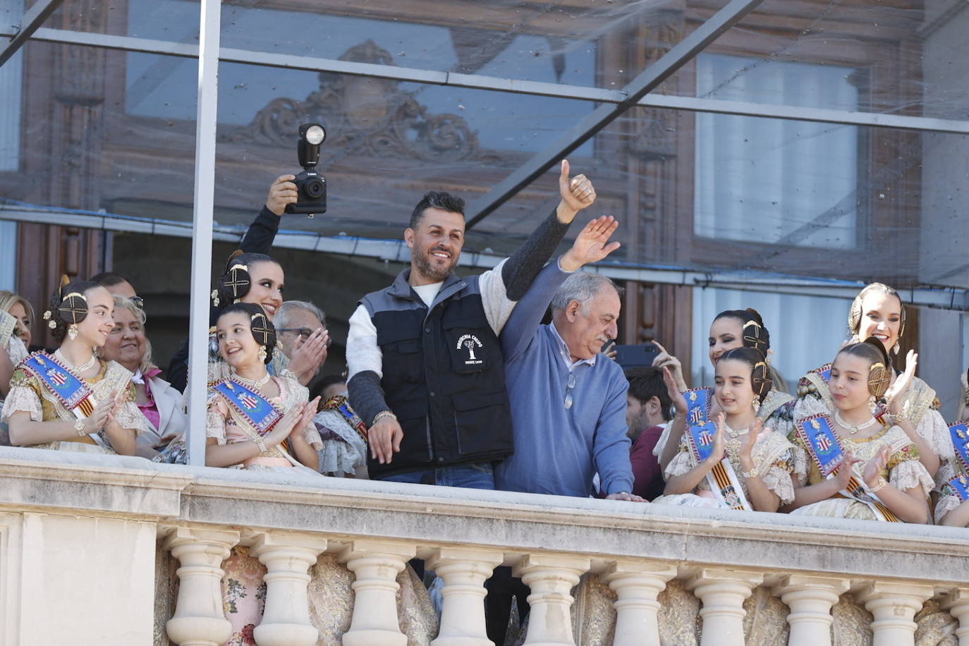 Los jugadores del Valencia CF disfrutan de la mascletà de este martes junto a las falleras mayores