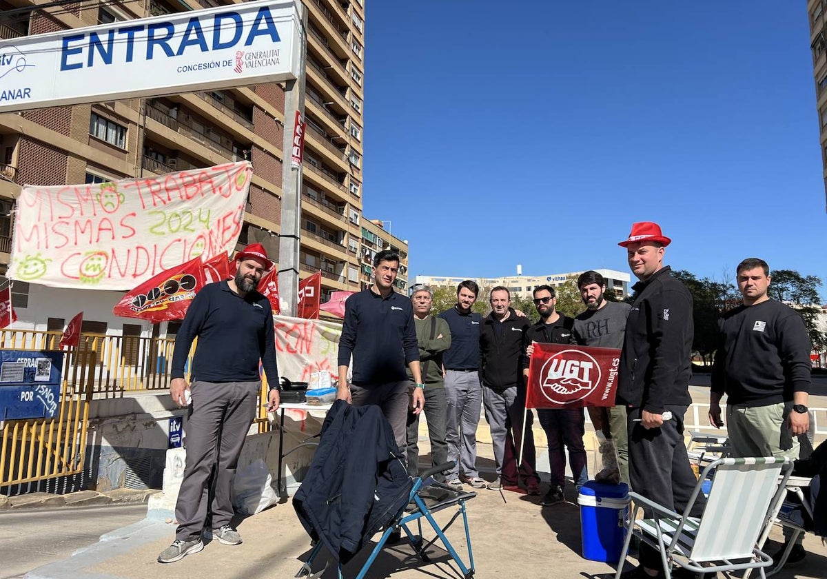 Varios trabajadores, durante la jornada de huelga en la estación de ITV de Campanar