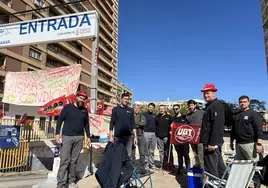 Varios trabajadores, durante la jornada de huelga en la estación de ITV de Campanar