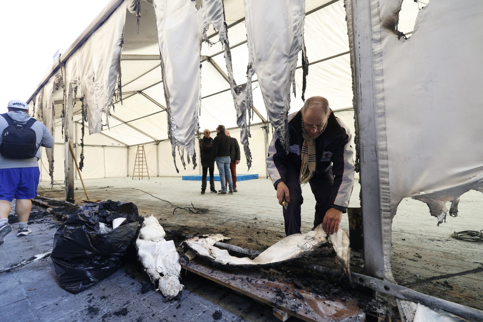 Así ha quedado la carpa incendiada de Juan de Aguiló - Gaspar Aguilar