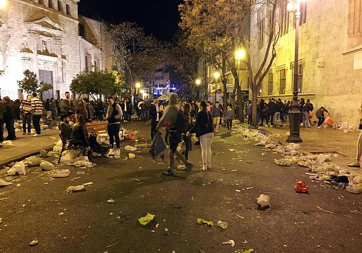 Botellón en la plaza del Mercado y María Cristina durante las pasadas Fallas.