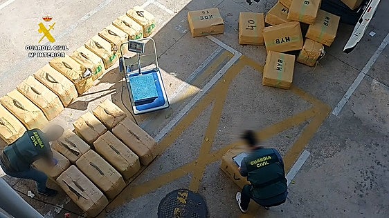 Fardos de hachís incautados por la Guardia Civil.
