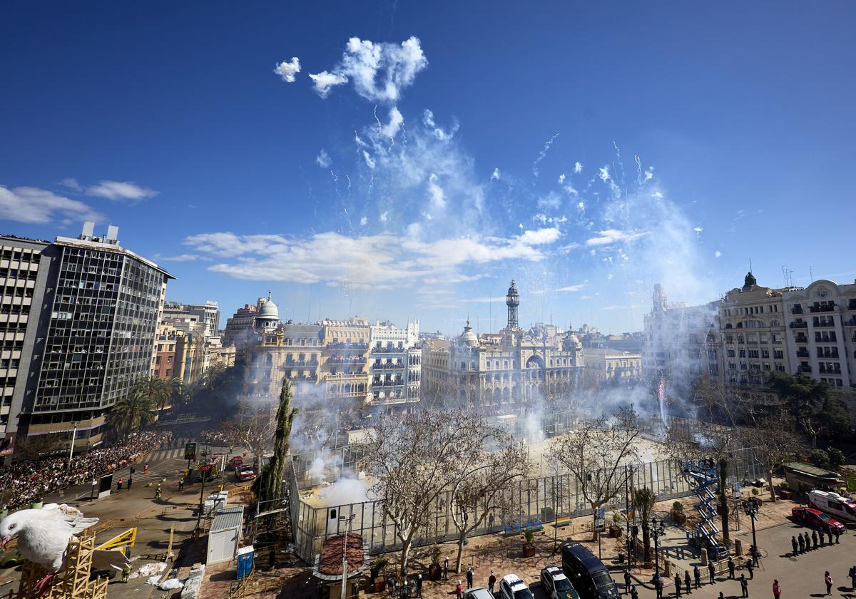 Así fue la mascletà del martes 12 de marzo: Crespo tiñe de colores el cielo de Valencia