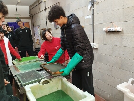 Uno de los jugadores del Joventut realizando el trabajo de los usuarios del Centro Ocupacional.