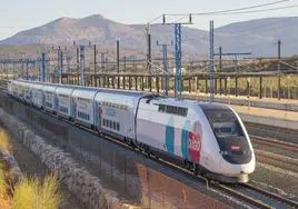 Un tren de Ouigo realiza pruebas en Antequera.