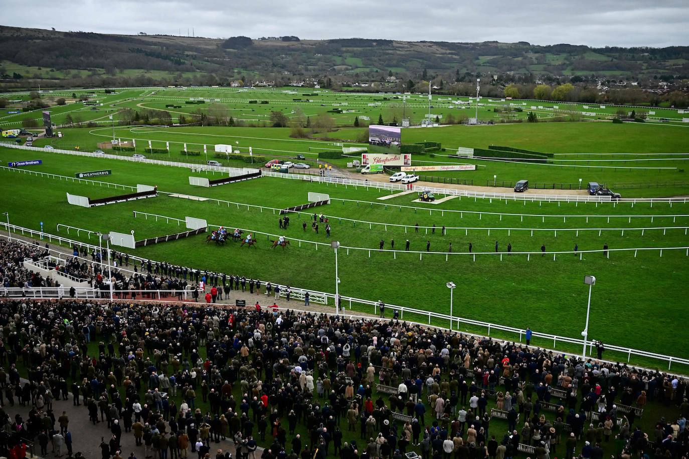 La familia real británica y el glamur de las carreras de caballos