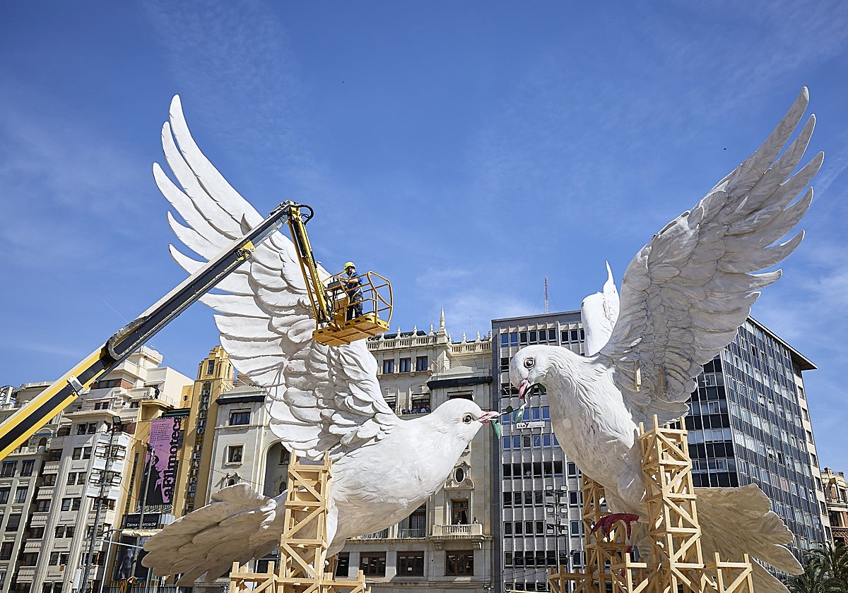 Últimos retoques de las palomas que presiden la falla municipal.