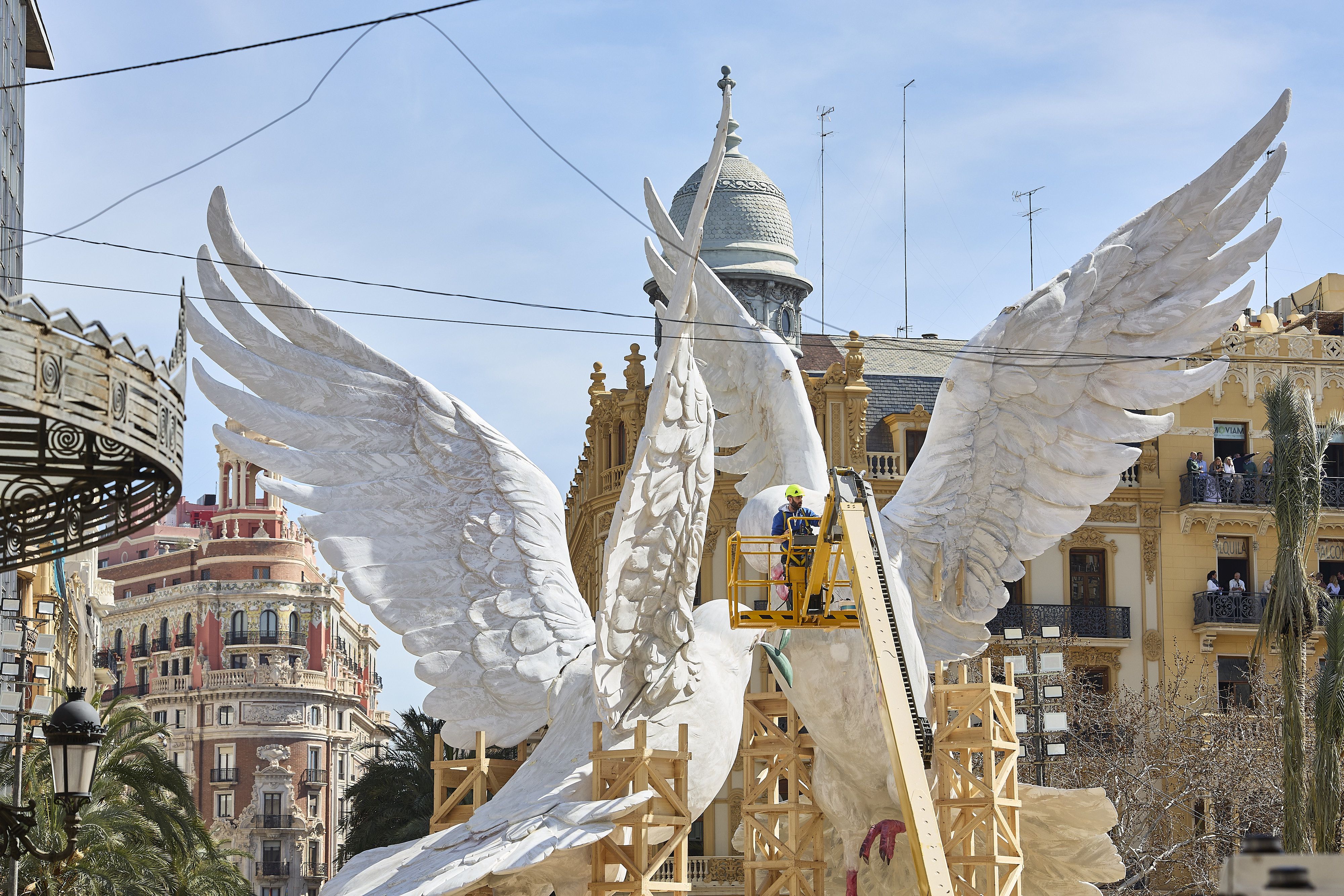 Montaje de las escenas de la falla municipal de Valencia