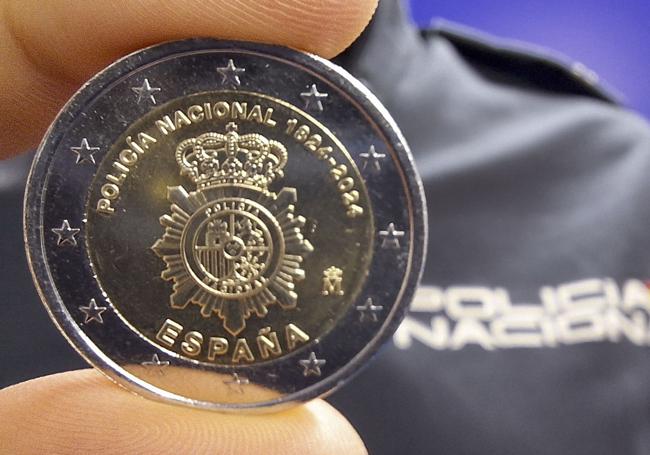 La moneda de 2 euros conmemorativa del bicentenario de la Policía.