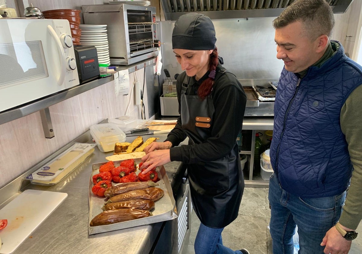 Imagen principal - Gorciu y una cocinera, durante la preparación del espencat, una tapa de albóndigas y ensadilla rusa.