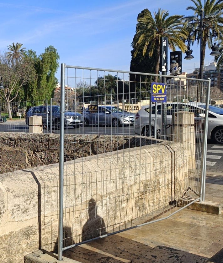 Imagen secundaria 2 - Vallado perimetral de las Torres de Serranos.