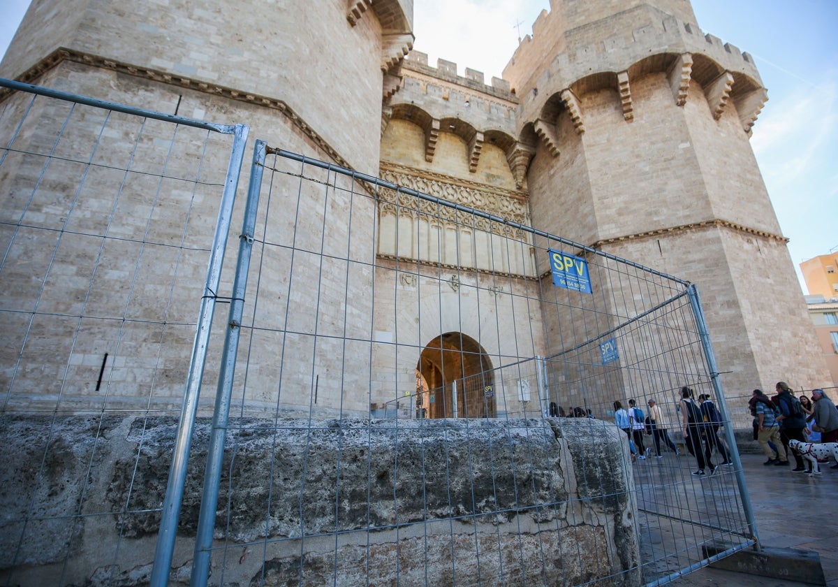 Vallado perimetral de las Torres de Serranos.