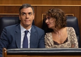 Pedro Sánchez y María Jesús Montero, en el Congreso.