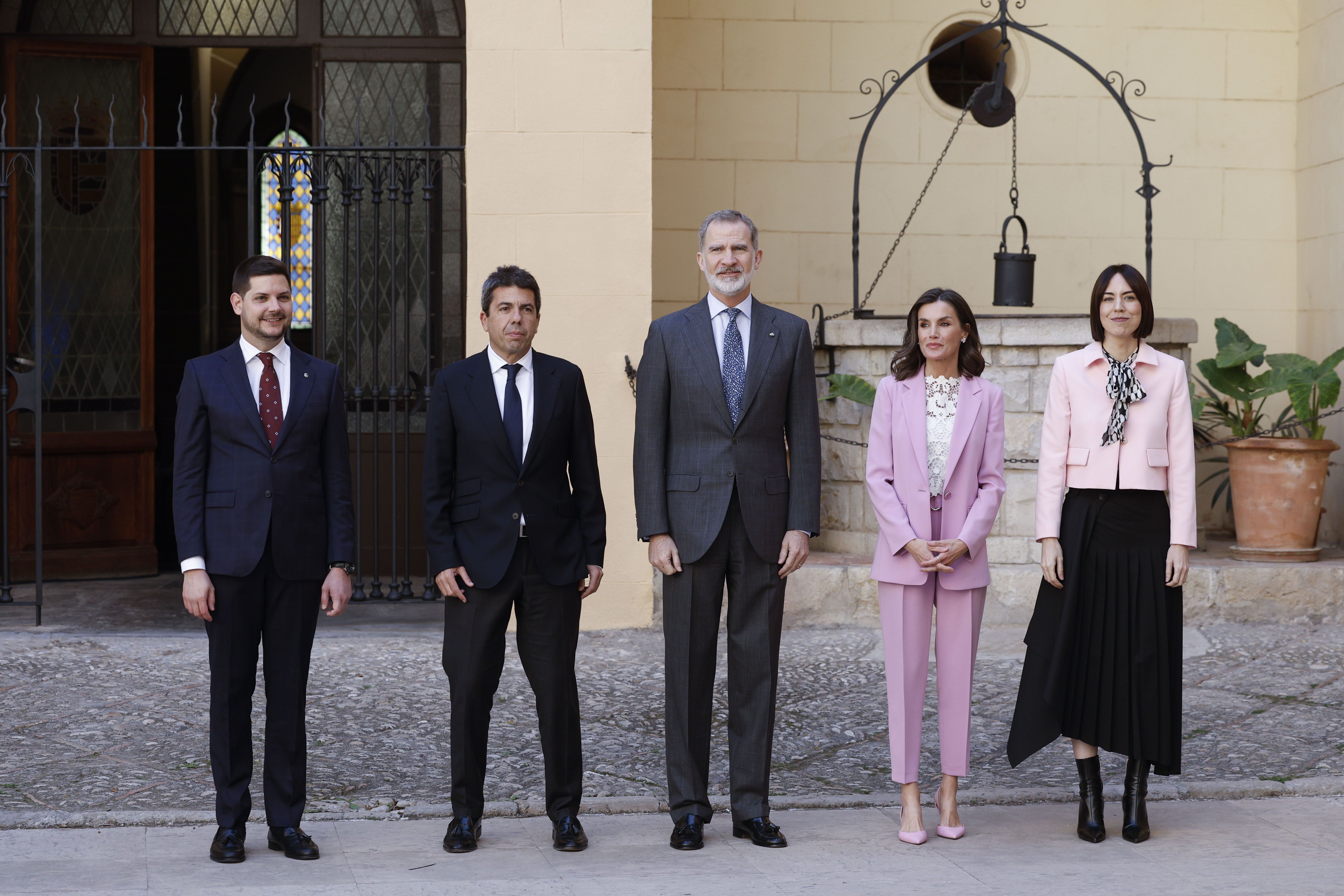 La reina Letizia apuesta por el rosa en Gandia (Valencia)