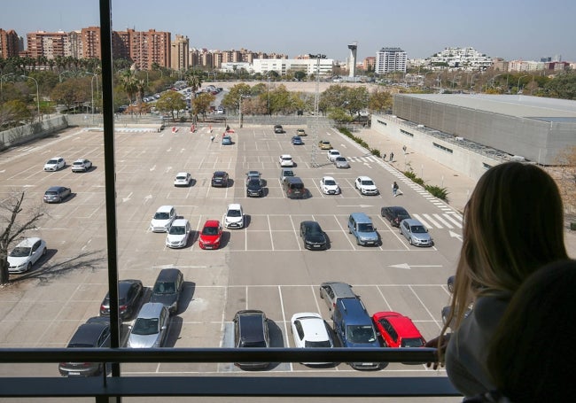 Espacio que ocupará el nuevo edificio, visto desde el aulario oeste.