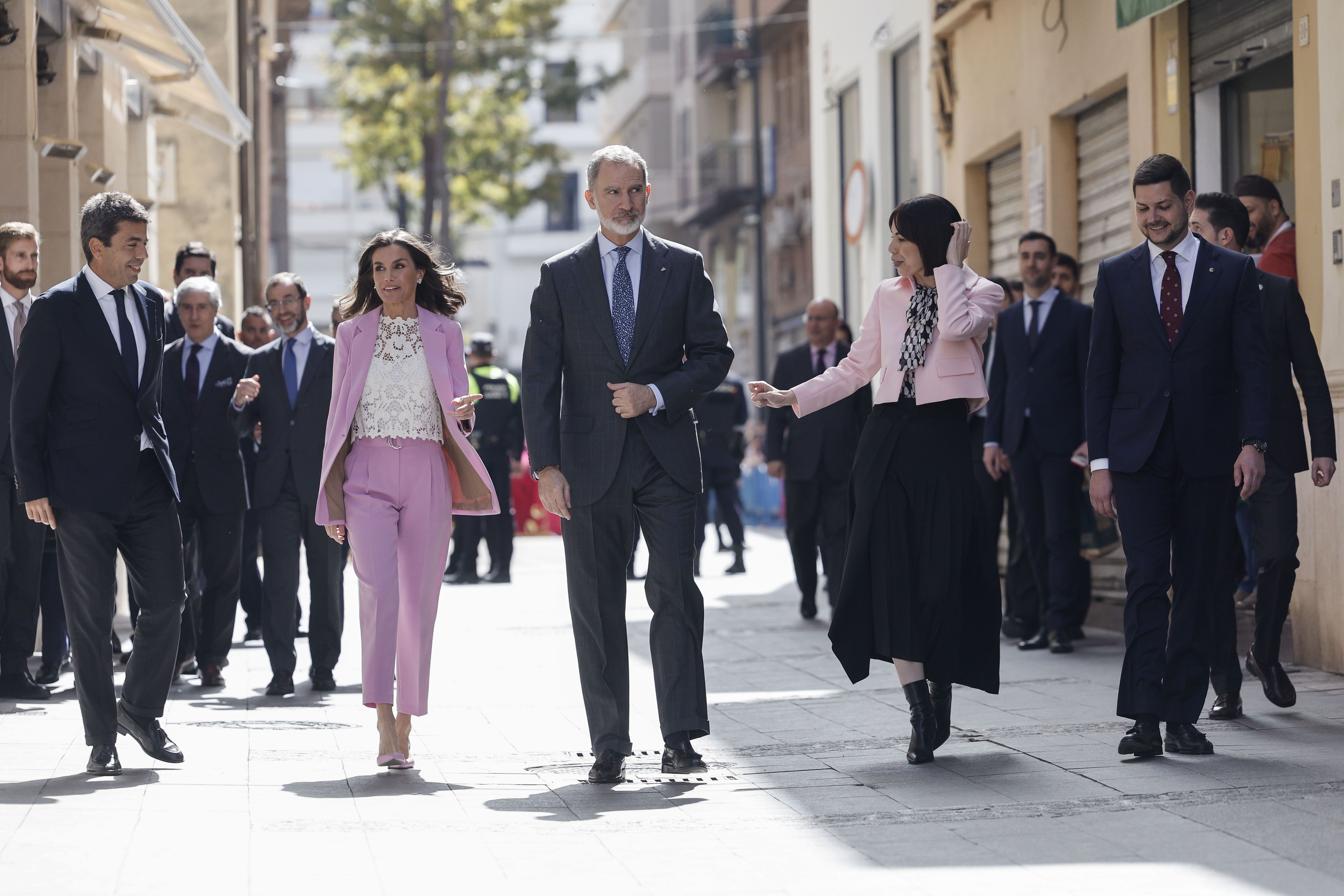 La reina Letizia apuesta por el rosa en Gandia (Valencia)