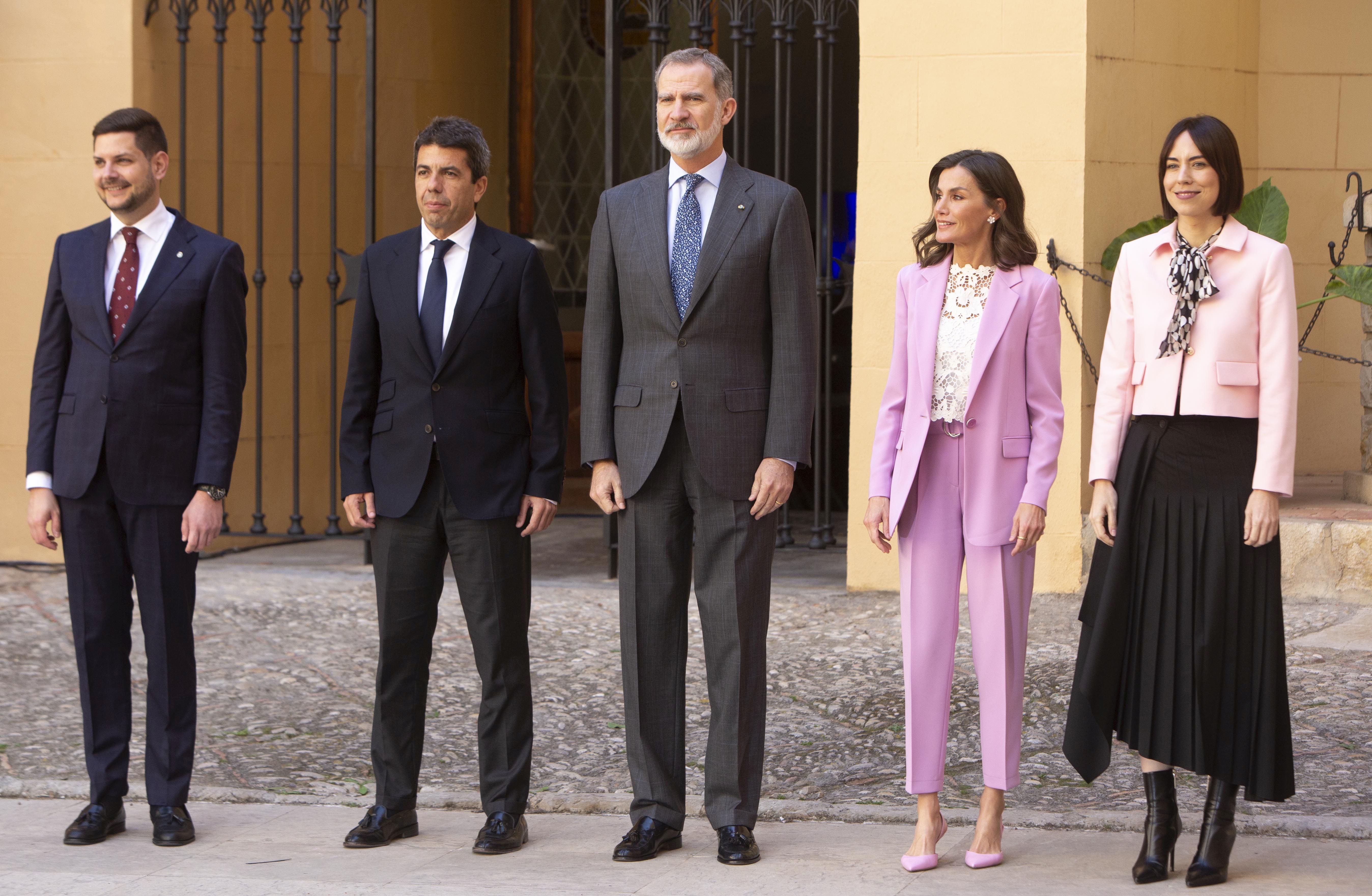 La reina Letizia apuesta por el rosa en Gandia (Valencia)