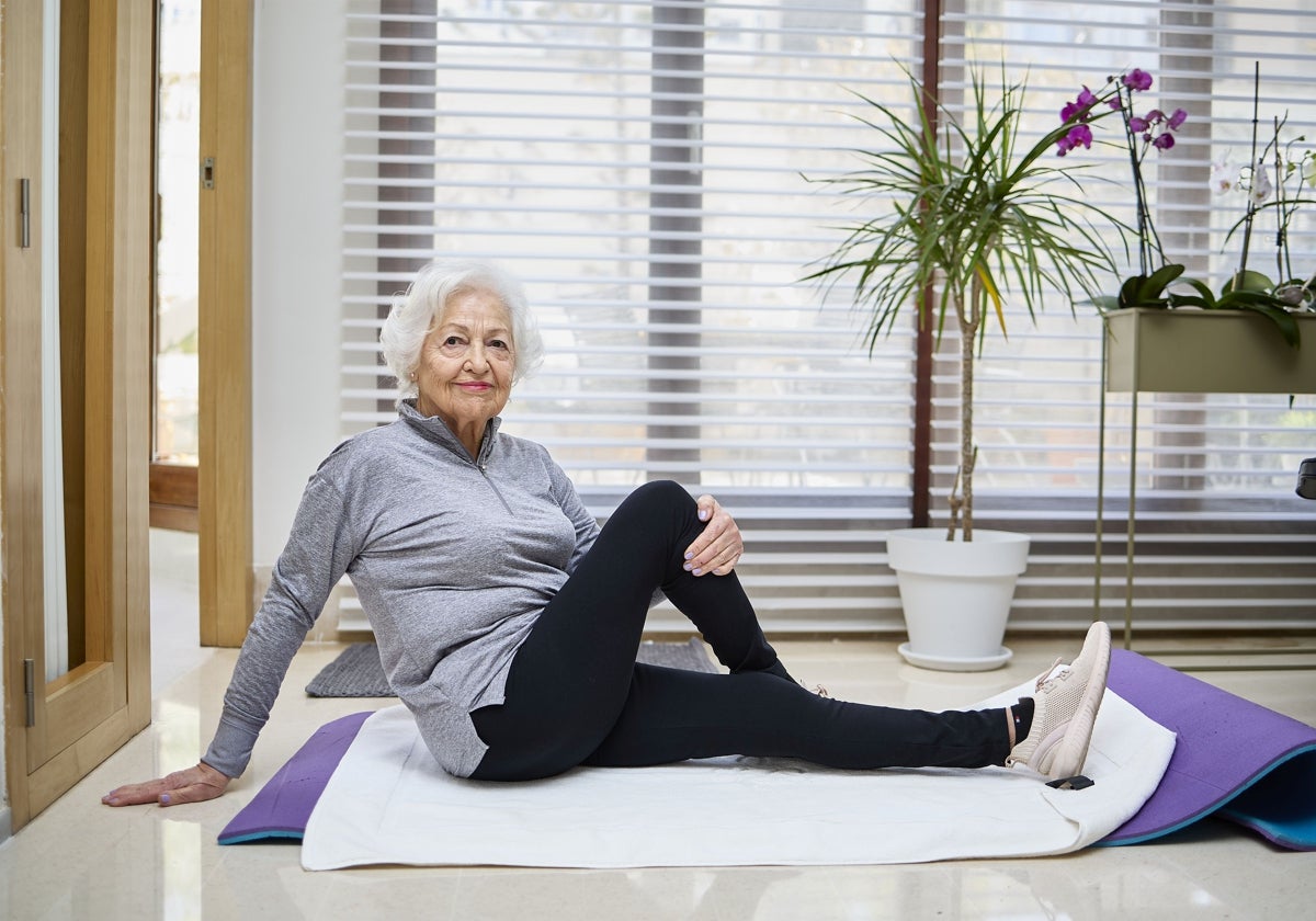 La valenciana Ana Ricart, de 86 años y con salud de hierro, se ejercita en su casa de Valencia.