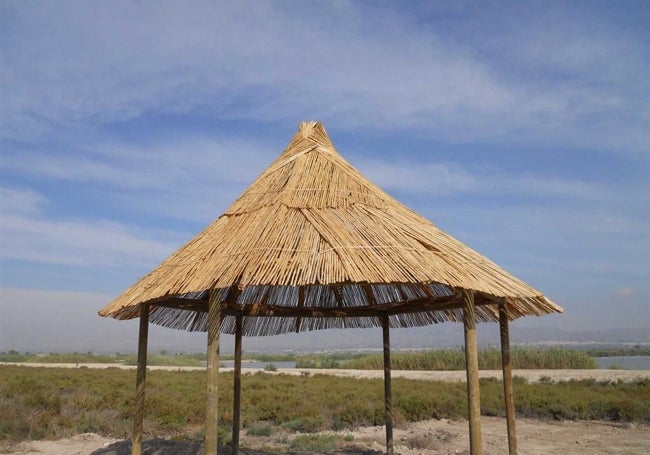 Imagen secundaria 1 - Mirador que nos podemos encontrar en la ruta verde de El Fondo | Mirador construido con el techo habitual en la zona.