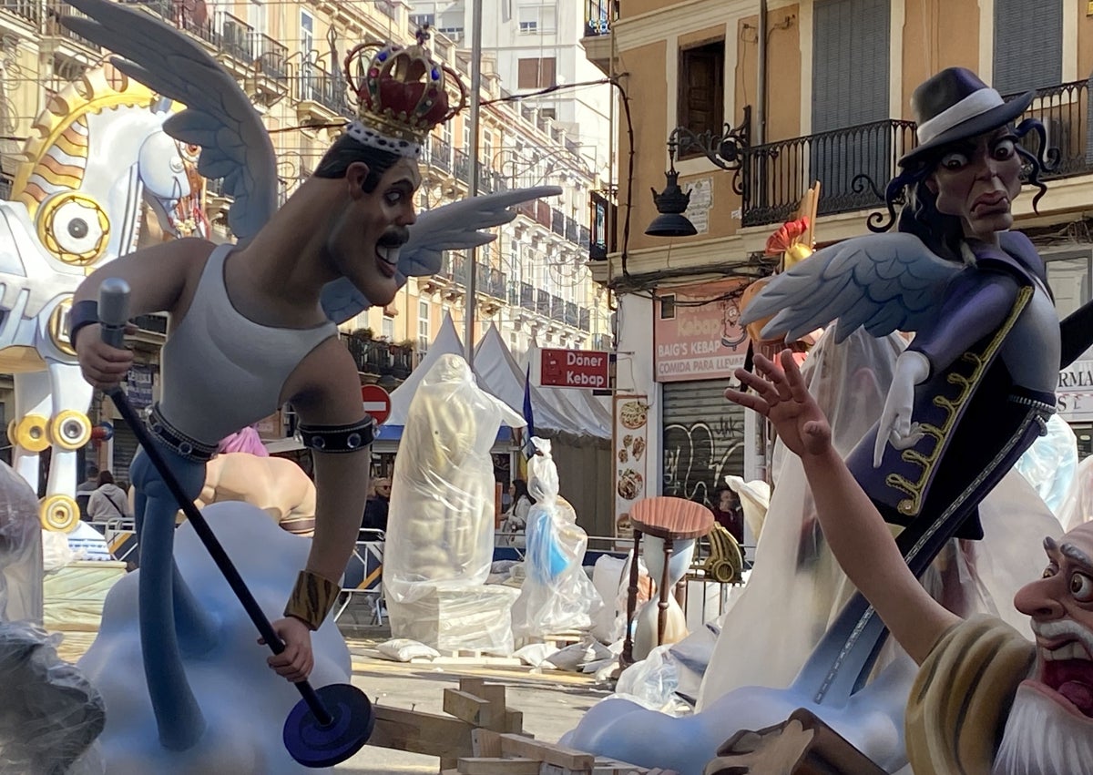 Imagen secundaria 1 - Sánchez, Freddie Mercury y Michael Jackson en Convento y Puigdemont en El Pilar.