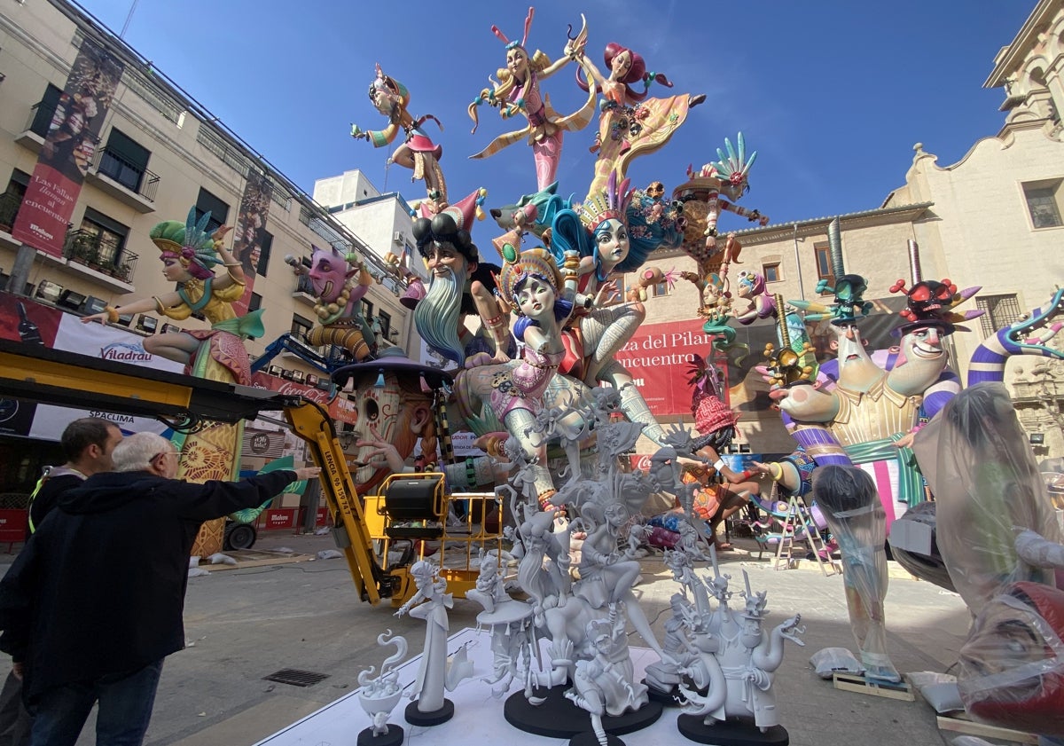 Imagen principal - Paco Torres, en la falla de El Pilar y escenas de la falla Almirante.