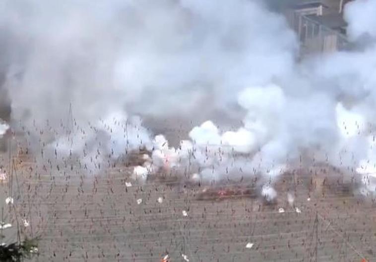 Mascletà en la plaza del Ayuntamiento de Valencia.