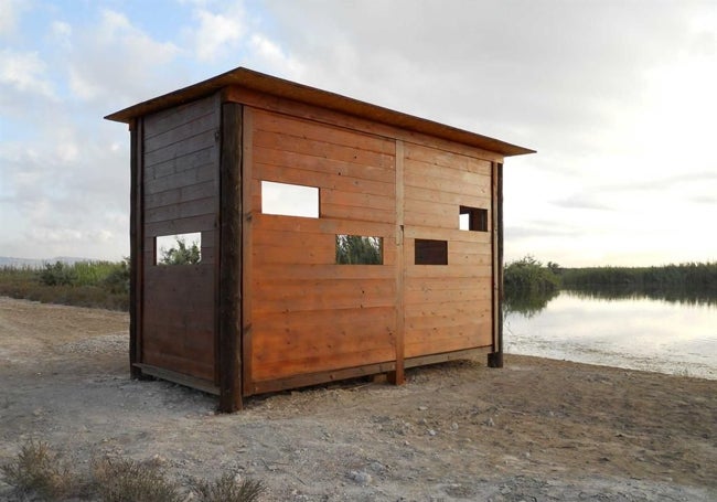 Imagen principal - Mirador que nos podemos encontrar en la ruta verde de El Fondo | Mirador construido con el techo habitual en la zona.