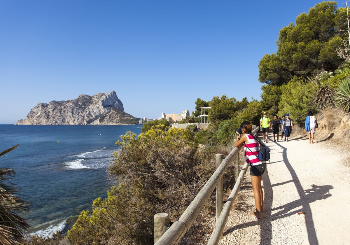 La senda Voramar Calalga de Calp revalida por tercer año el distintivo sendero azul