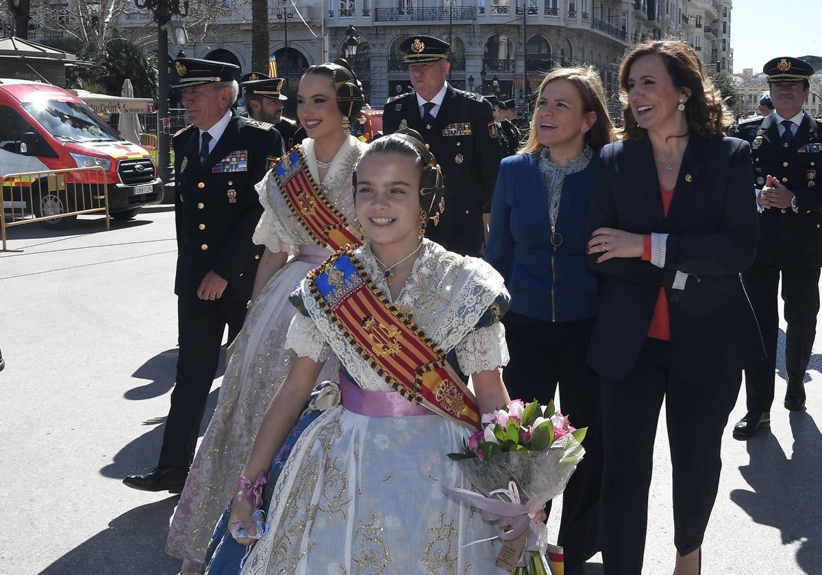 Las falleras mayores de Valencia, María Estela Arlandis y Marina García, junto a la alcaldesa María José Catalá, la delegada del Gobierno, Pilar Bernabé y agentes de Policía Nacional.