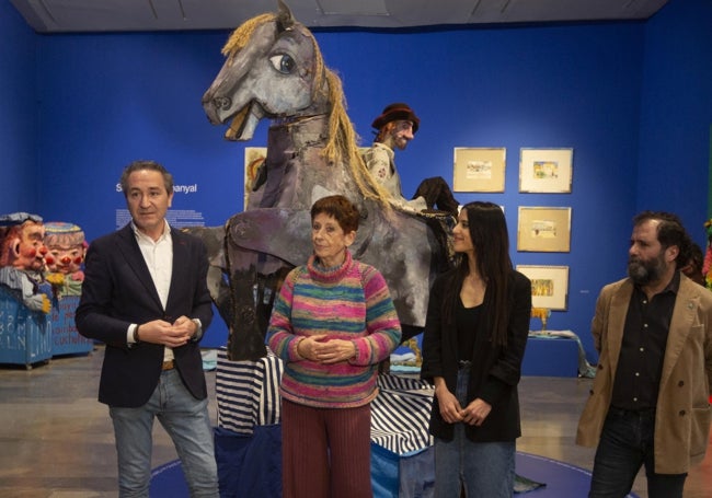 El gerente del Consorcio de Museos, Nicolás Bugeda; Maite Mirallas; la comisaria Patricia (Trisha) Miró; y el director artístico del Consorcio, Vicente Samper, en la muestra.