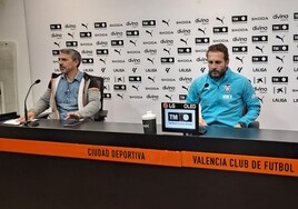 De izquierda a derecha, Javier Ribes, jefe de prensa del club, y Rubén Baraja, esta mañana en la sala de prensa.